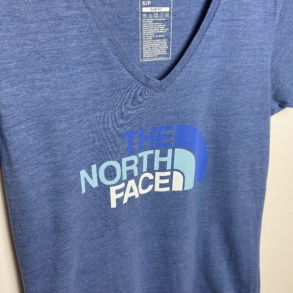 THE NORTH FACE | Blue Graphic V-neck Tee - Picture 3 of 4